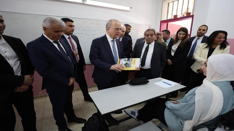 رئيس الوزراء محمد مصطفى يتفقد مدرسة بنات العبيات الثانوية في بيت لحم مع افتتاح العام الدراسي الجديد